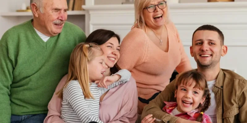 familia-feliz-tiro-medio-interior.jpg-800x470